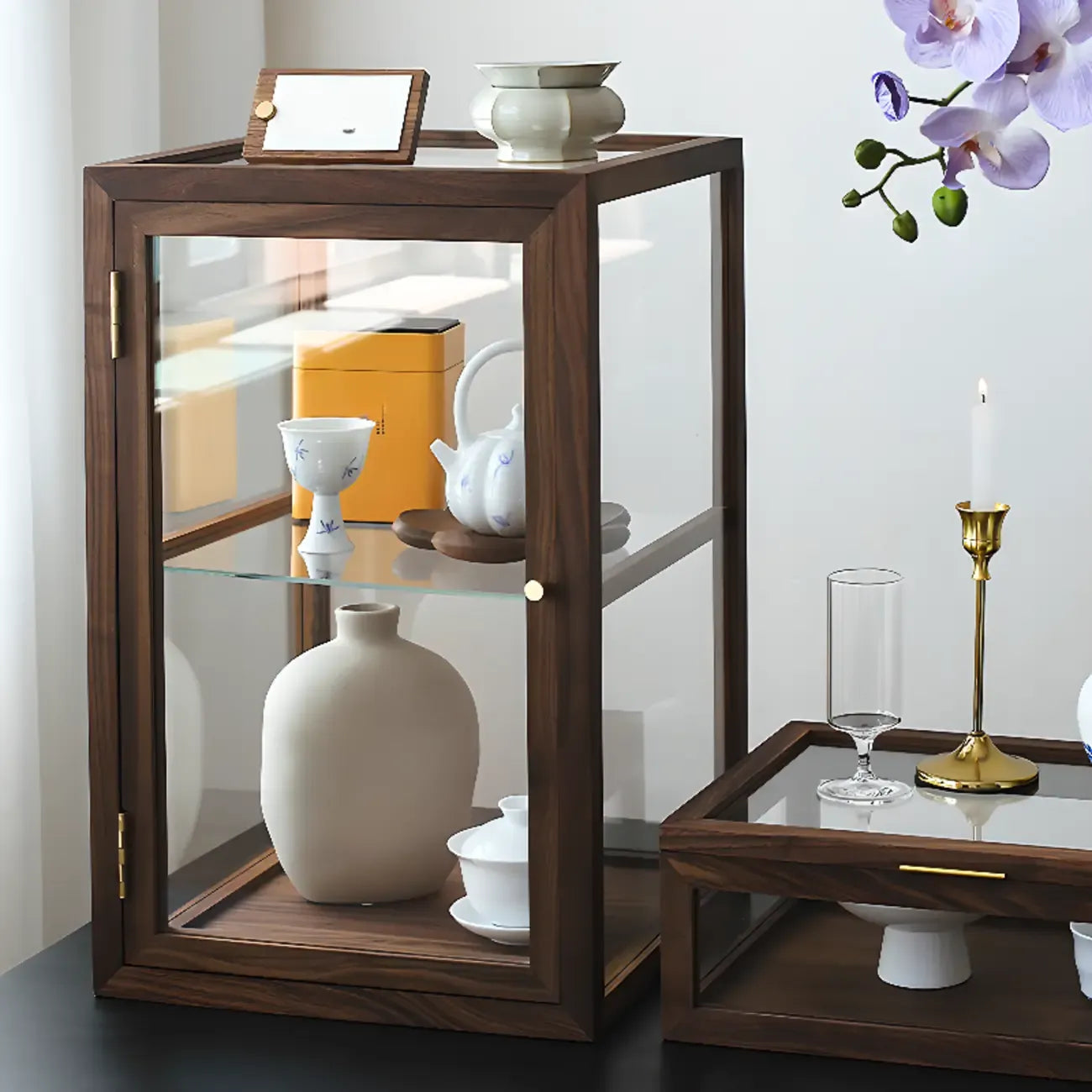 Petite vitrine de table en bois avec porte vitrée – Livingura