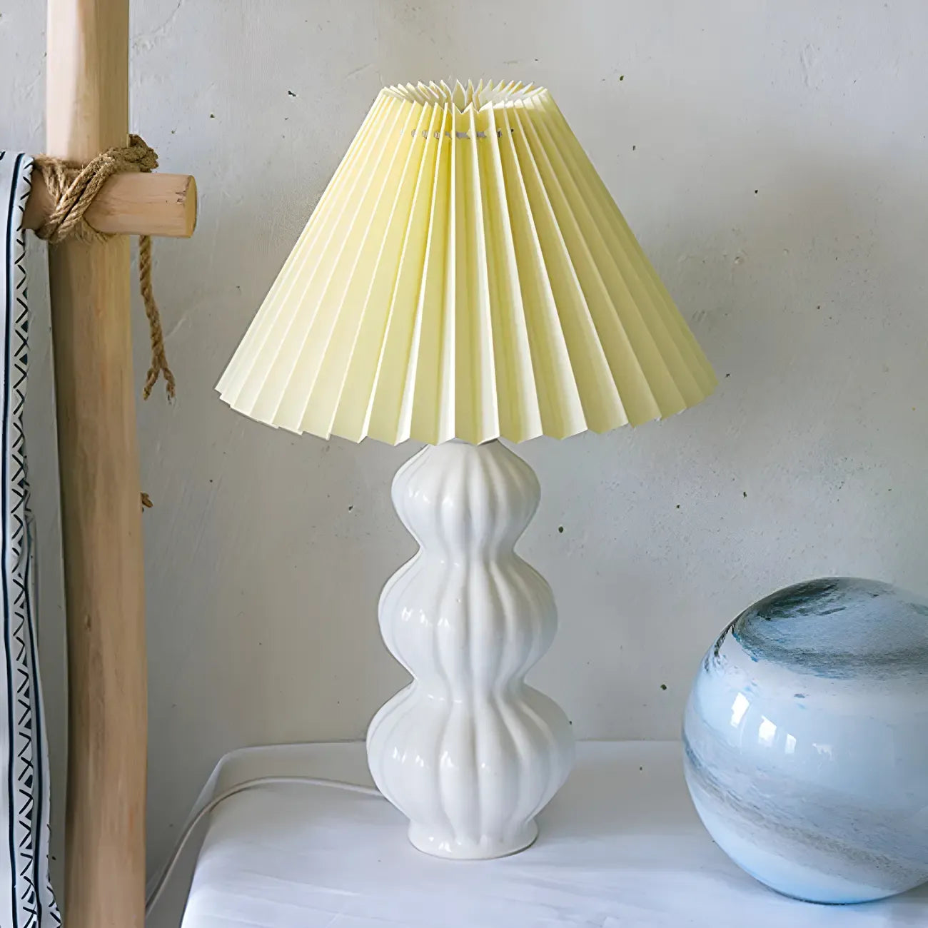 Lampe de table en céramique à abat-jour plissé de style nordique pour salon