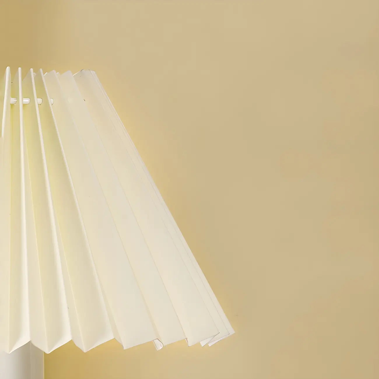 Lampe de table en céramique à abat-jour plissé de style nordique pour salon