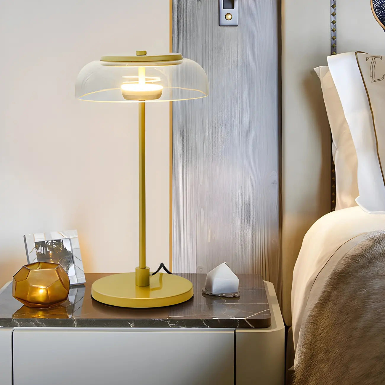 Lampe de table dorée simple en verre pour salon