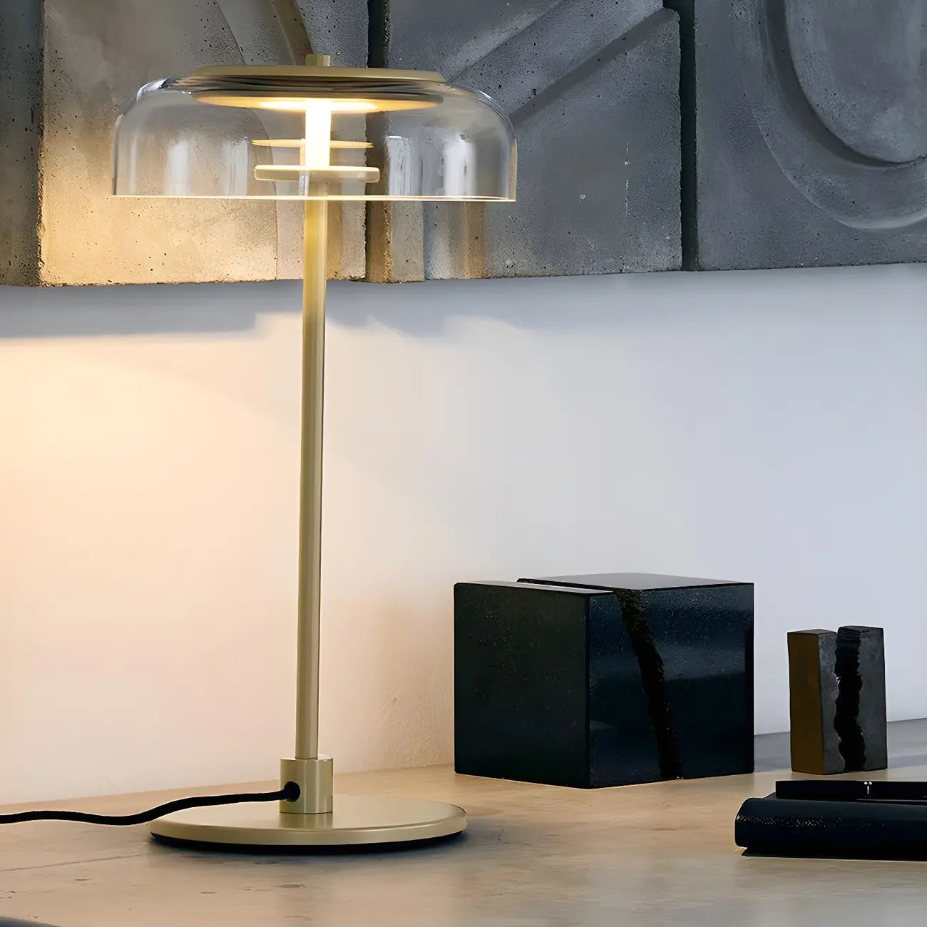 Lampe de table dorée simple en verre pour salon