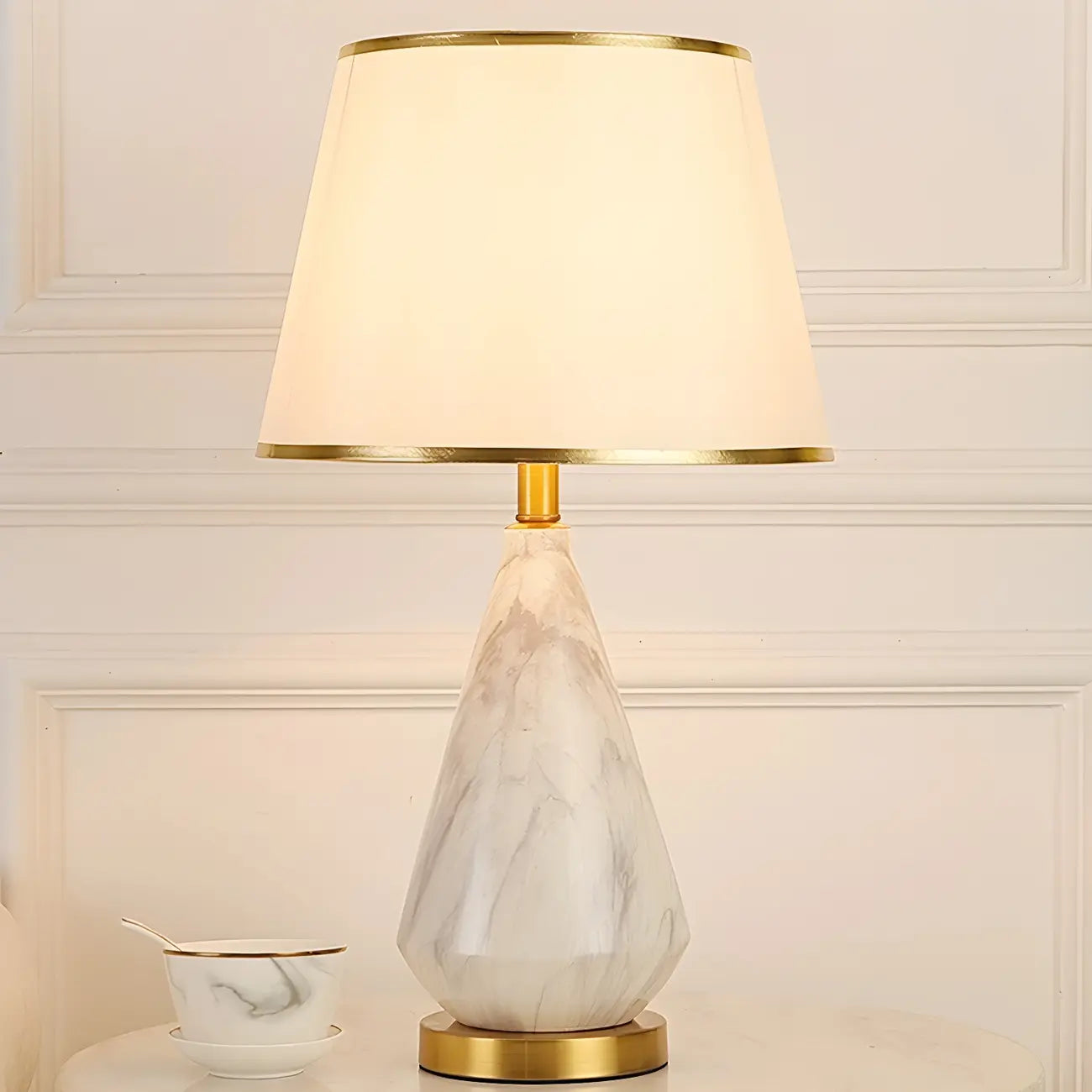 Lampe de table moderne en métal blanc géométrique pour usage résidentiel