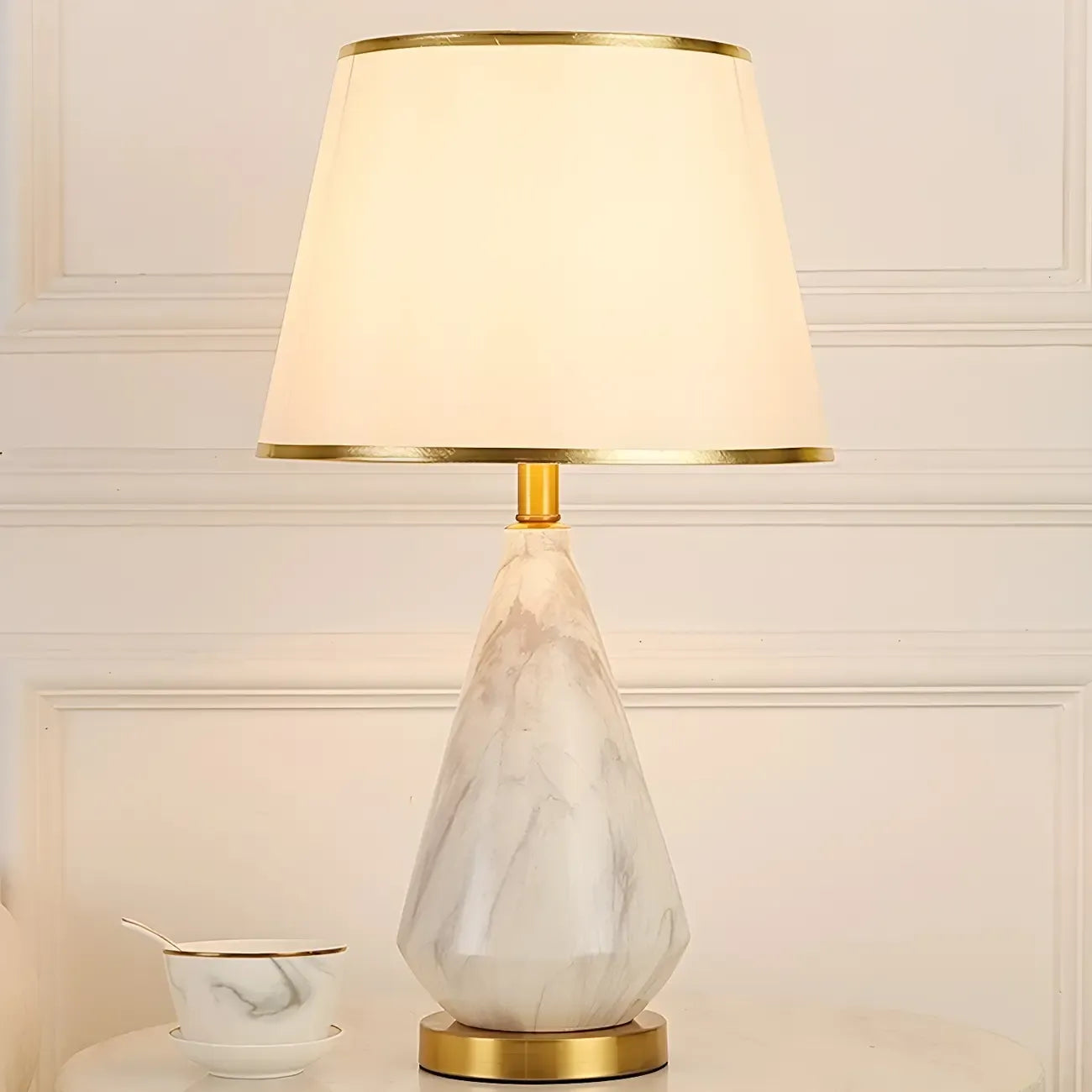 Lampe de table moderne en métal blanc géométrique pour usage résidentiel