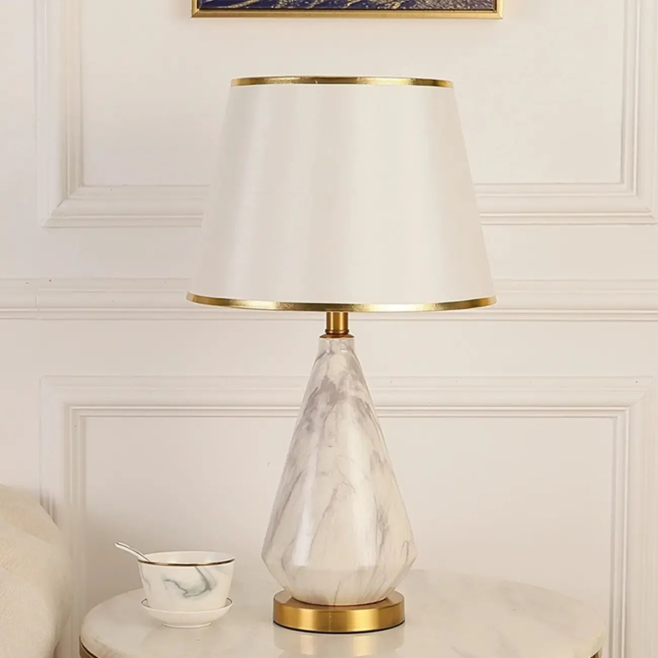 Lampe de table moderne en métal blanc géométrique pour usage résidentiel