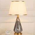 Lampe de table moderne en métal blanc géométrique pour usage résidentiel