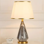 Lampe de table moderne en métal blanc géométrique pour usage résidentiel