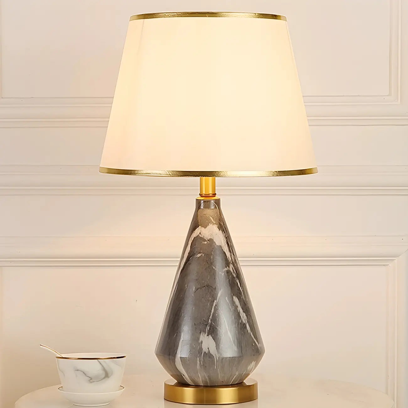 Lampe de table moderne en métal blanc géométrique pour usage résidentiel