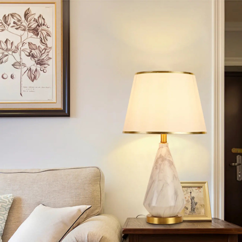 Lampe de table moderne en métal blanc géométrique pour usage résidentiel