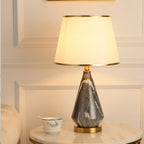 Lampe de table moderne en métal blanc géométrique pour usage résidentiel