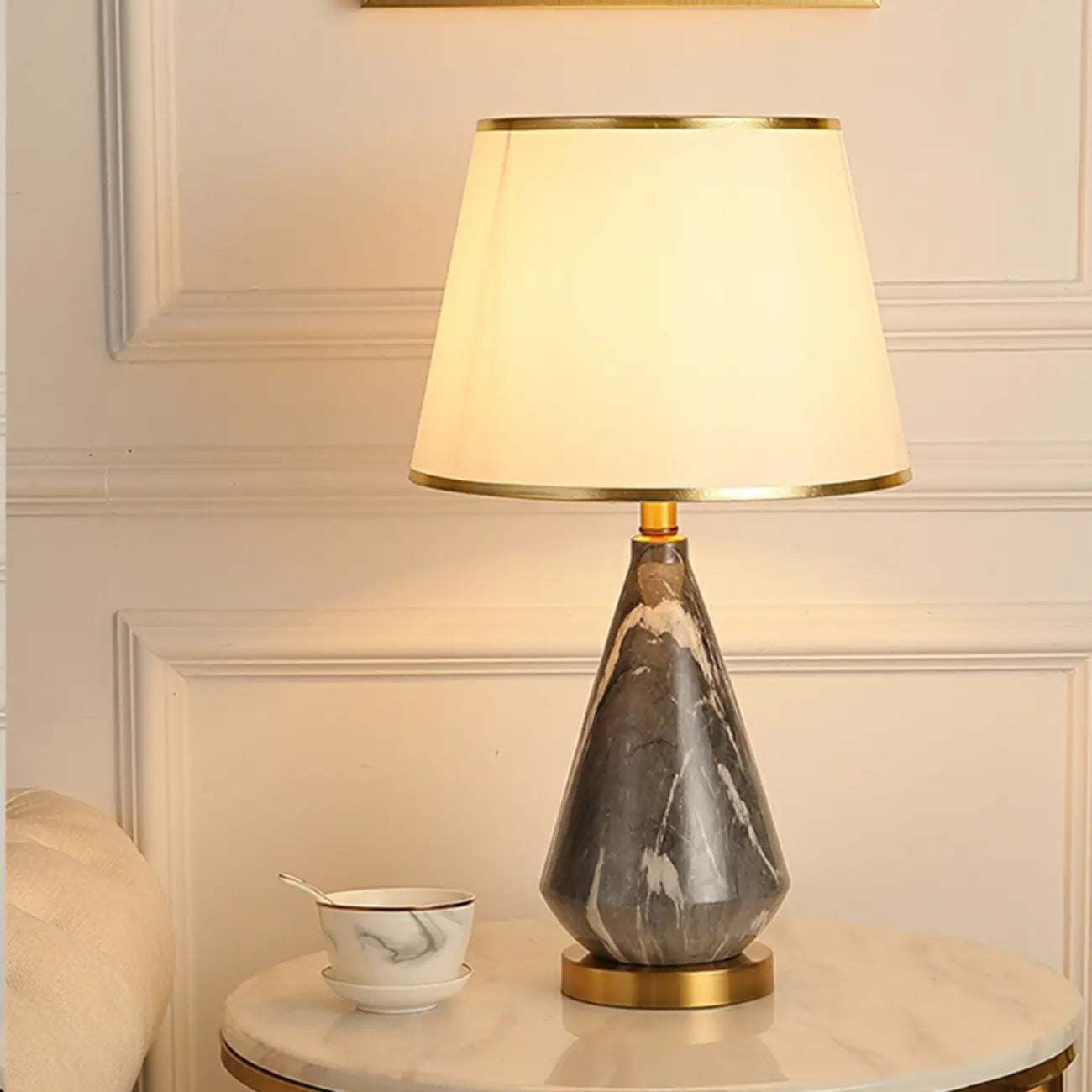 Lampe de table moderne en métal blanc géométrique pour usage résidentiel