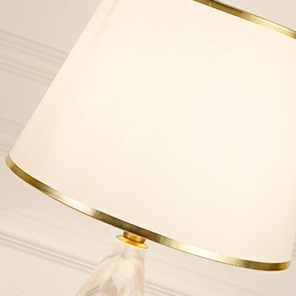 Lampe de table moderne en métal blanc géométrique pour usage résidentiel