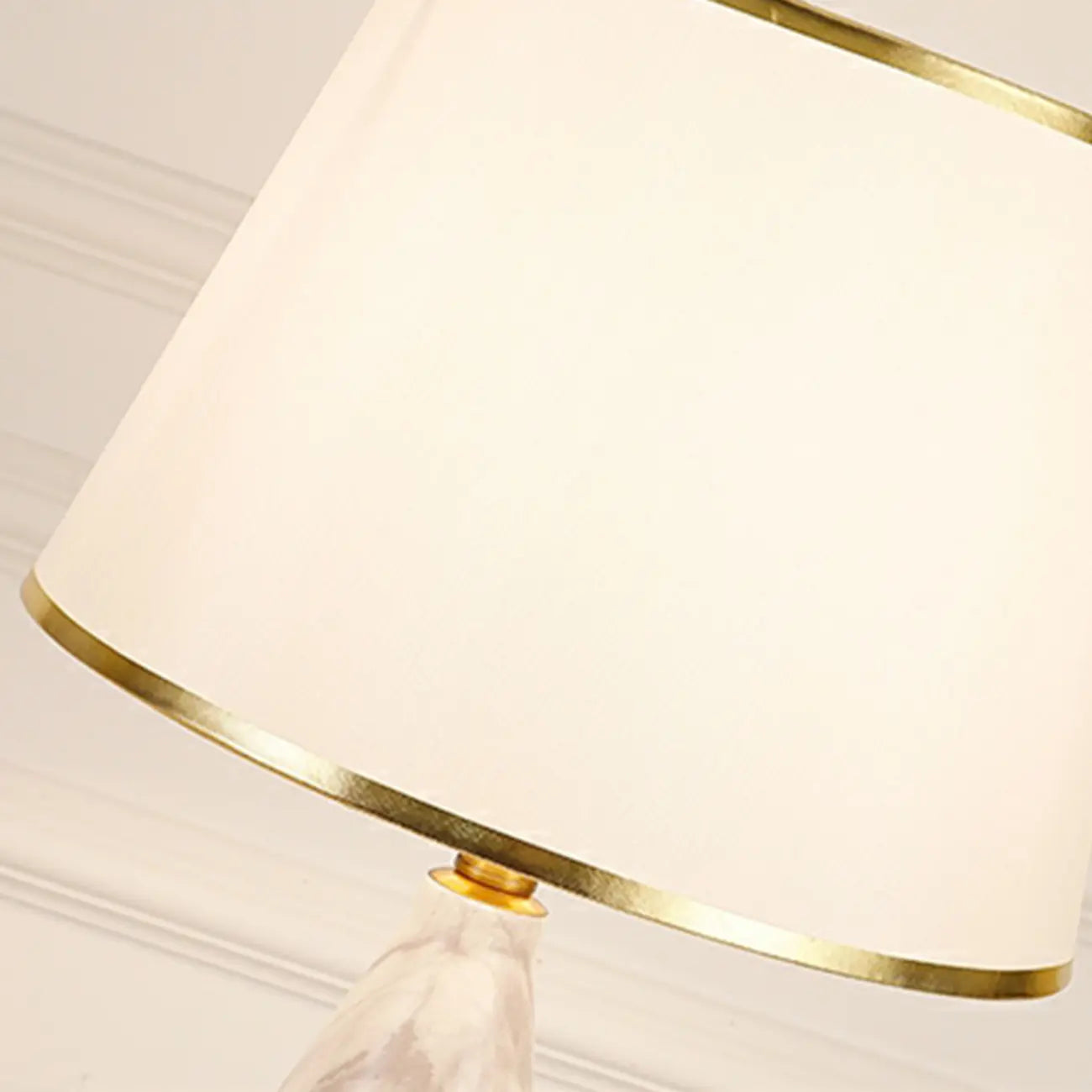Lampe de table moderne en métal blanc géométrique pour usage résidentiel