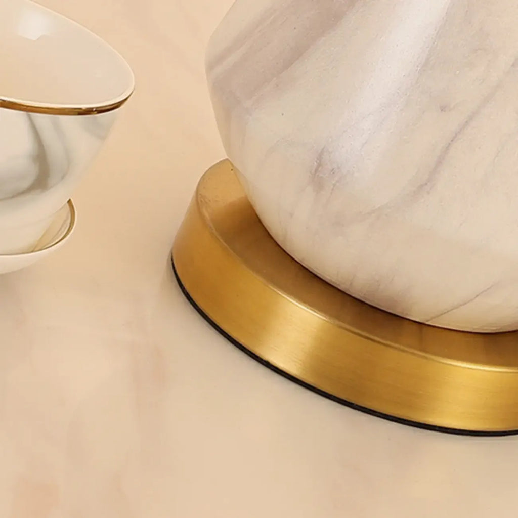 Lampe de table moderne en métal blanc géométrique pour usage résidentiel