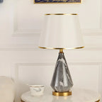 Lampe de table moderne en métal blanc géométrique pour usage résidentiel