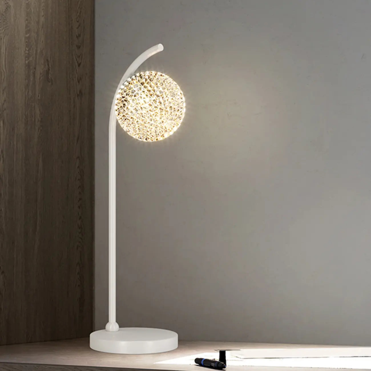 Lampe de table élégante en métal tricolore avec globe pour chambre