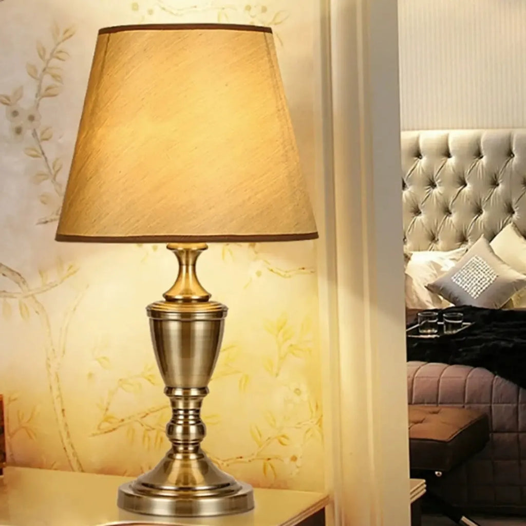 Lampe de table géométrique en laiton de luxe, à brancher, pour chambre à coucher