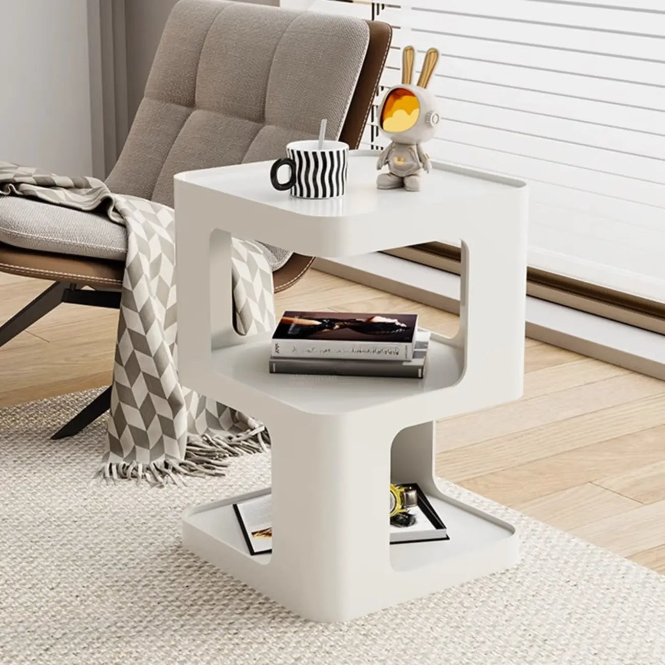 Petite table d'appoint carrée en métal noir avec étagères de rangement