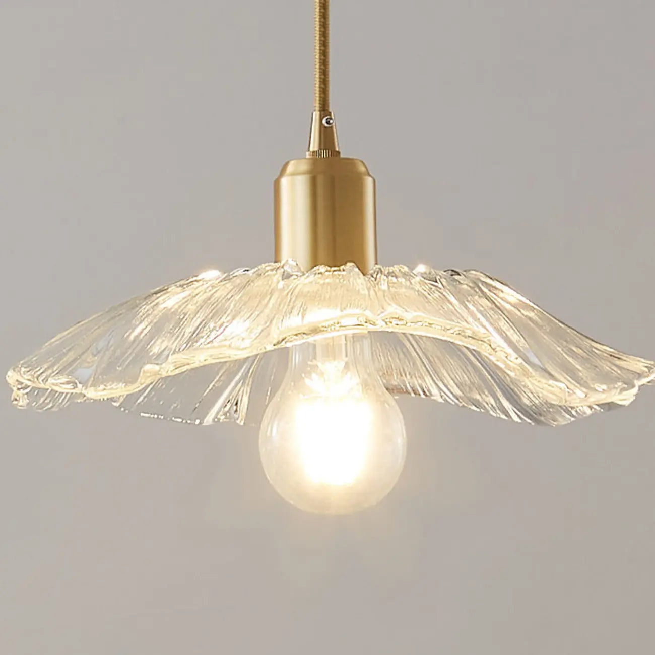Suspension moderne en verre transparent avec motif marguerite et accessoires dorés