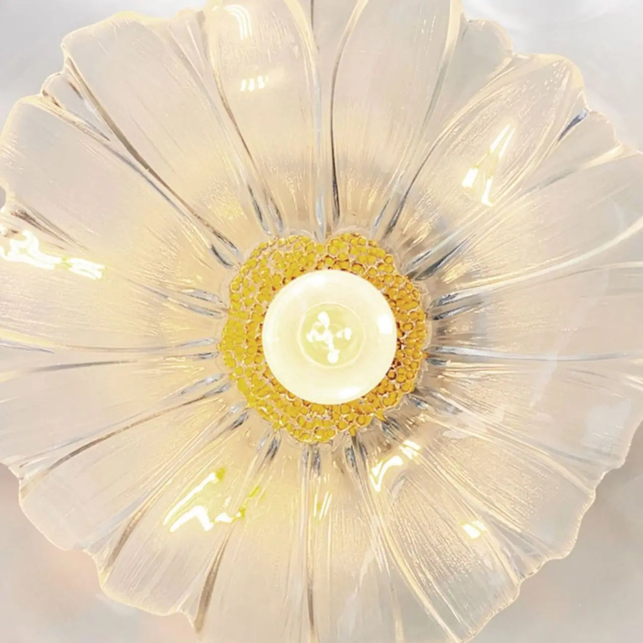 Suspension moderne en verre transparent avec motif marguerite et accessoires dorés