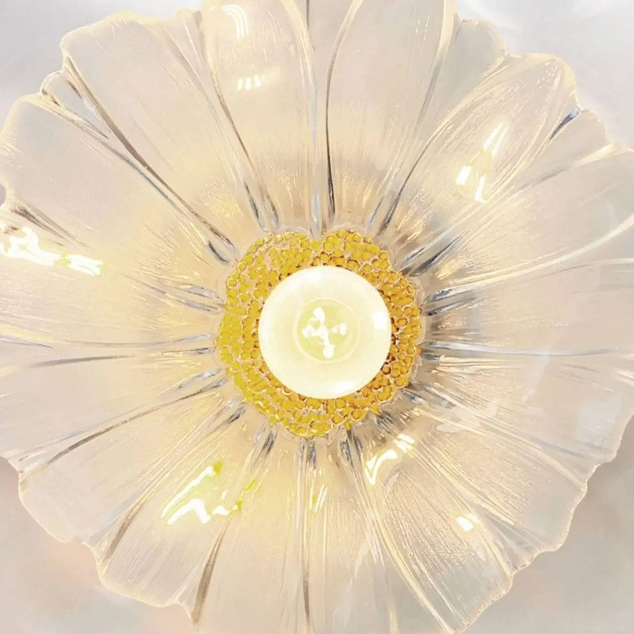 Suspension moderne en verre transparent avec motif marguerite et accessoires dorés