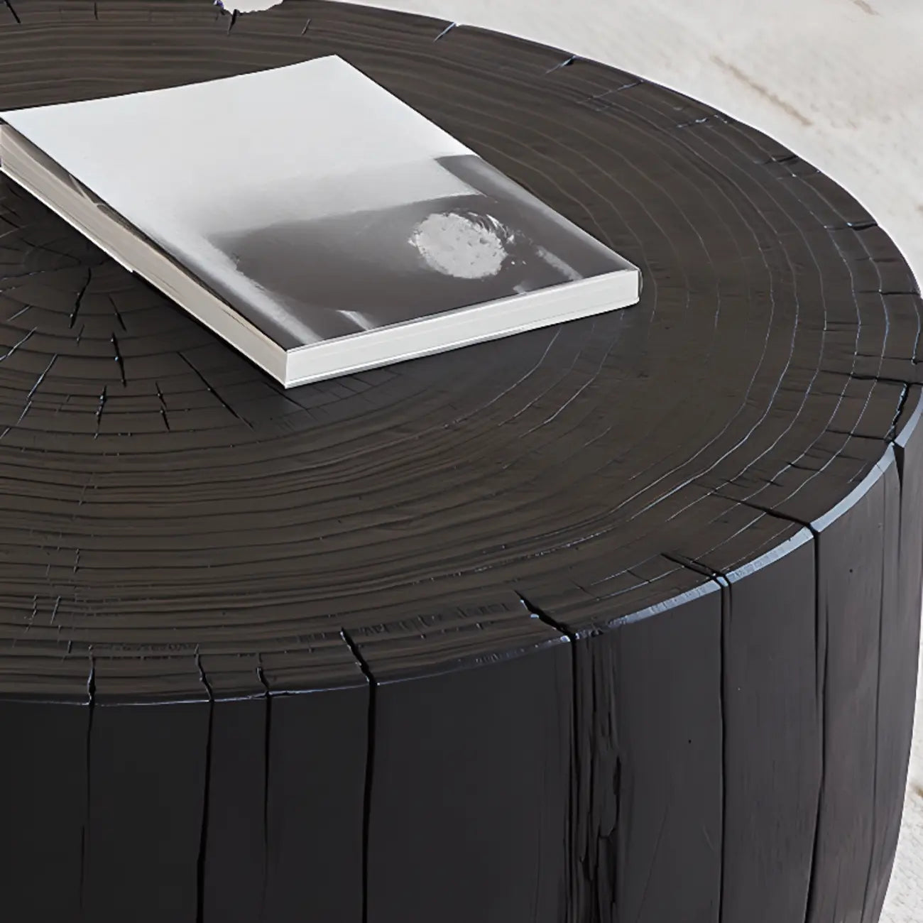 Table basse ronde rustique en bois massif avec finition naturelle