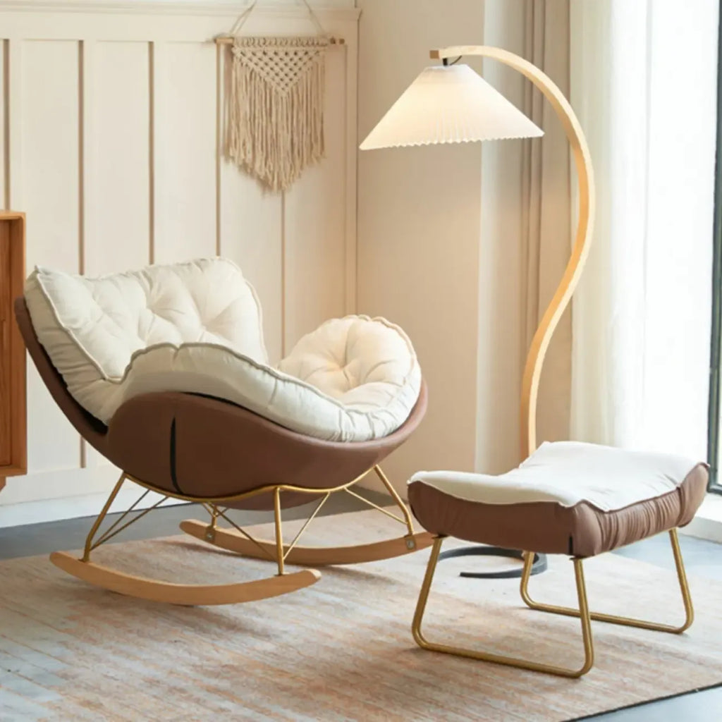 Fauteuil à bascule rembourré couleur crème avec repose-pieds pour salon