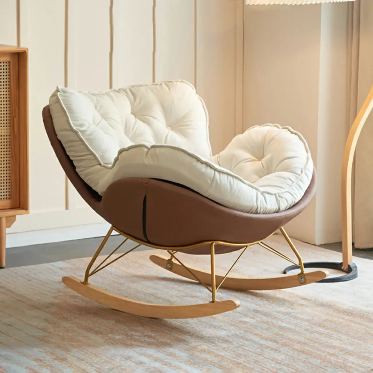 Fauteuil à bascule rembourré couleur crème avec repose-pieds pour salon