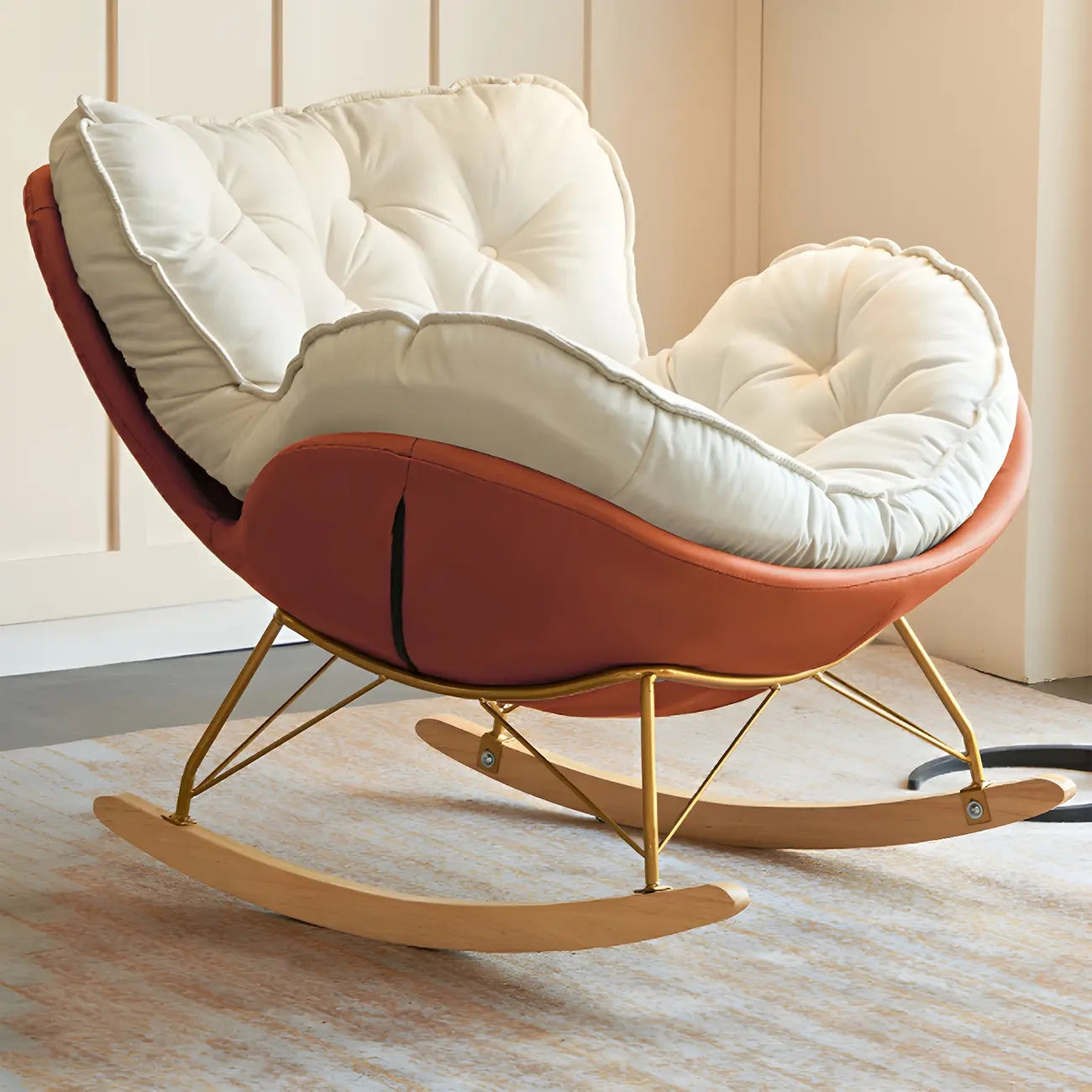 Fauteuil à bascule rembourré couleur crème avec repose-pieds pour salon