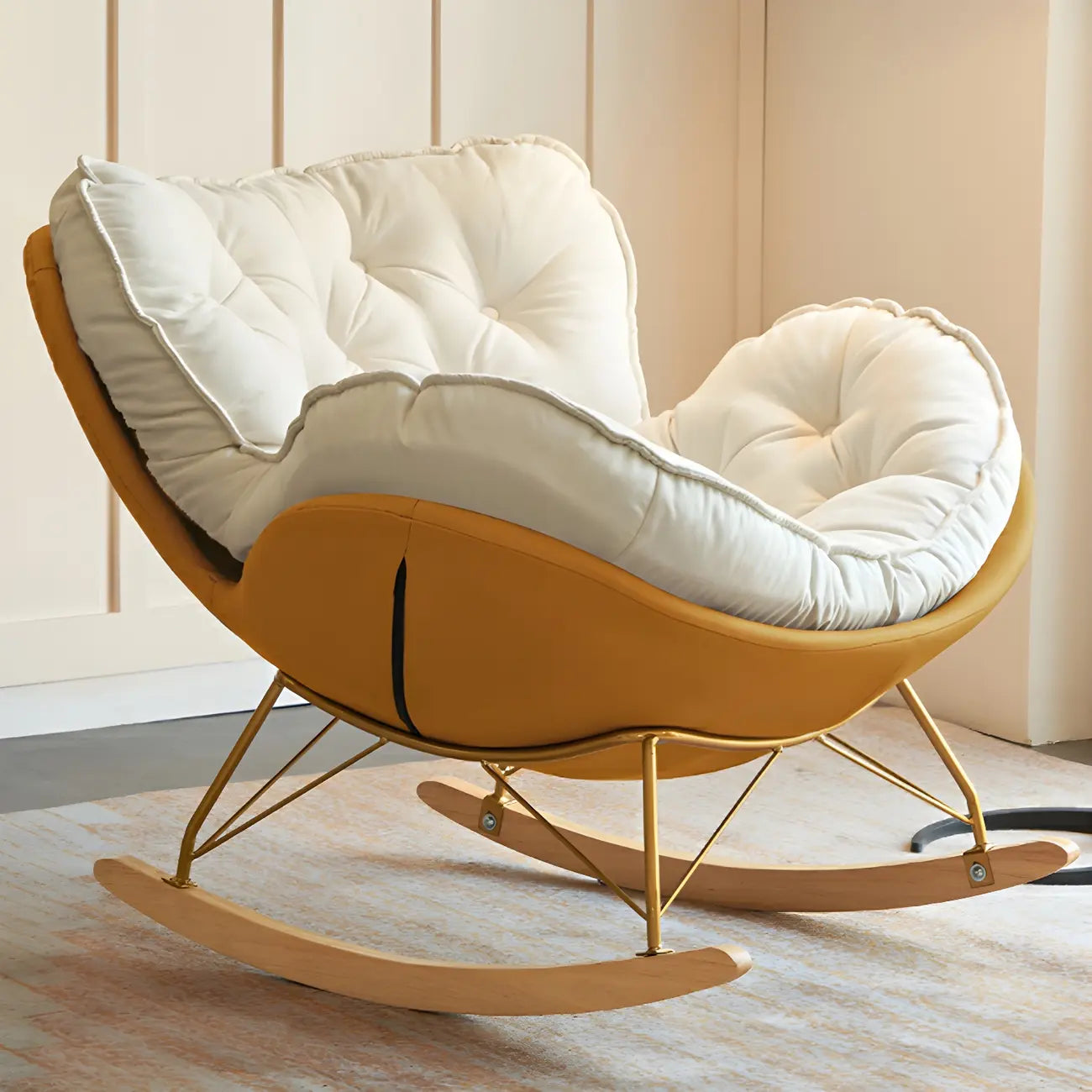 Fauteuil à bascule rembourré couleur crème avec repose-pieds pour salon