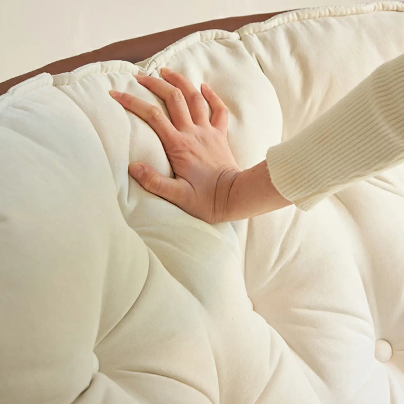 Fauteuil à bascule rembourré couleur crème avec repose-pieds pour salon