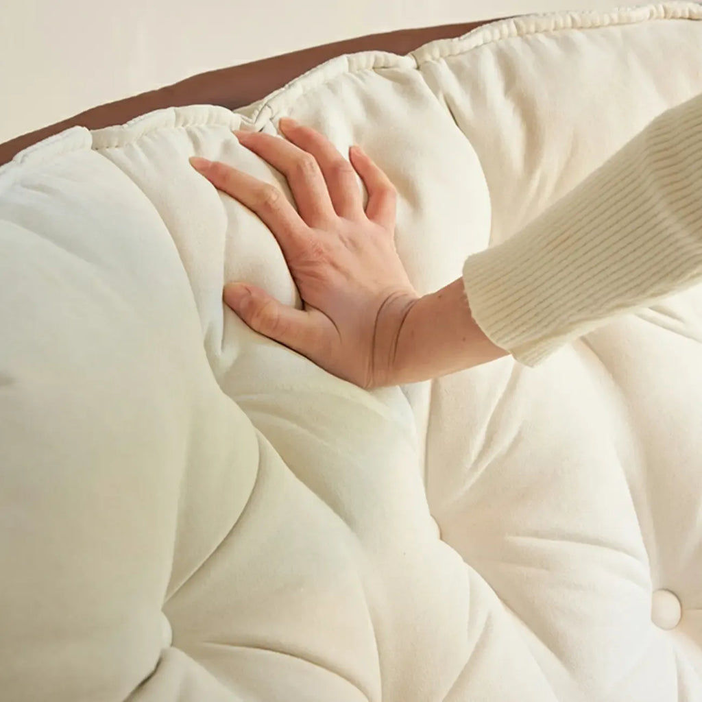 Fauteuil à bascule rembourré couleur crème avec repose-pieds pour salon