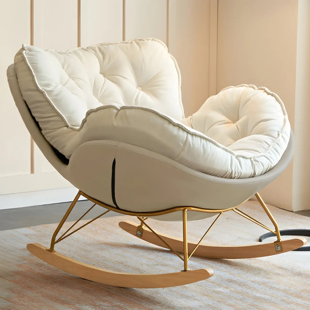 Fauteuil à bascule rembourré couleur crème avec repose-pieds pour salon