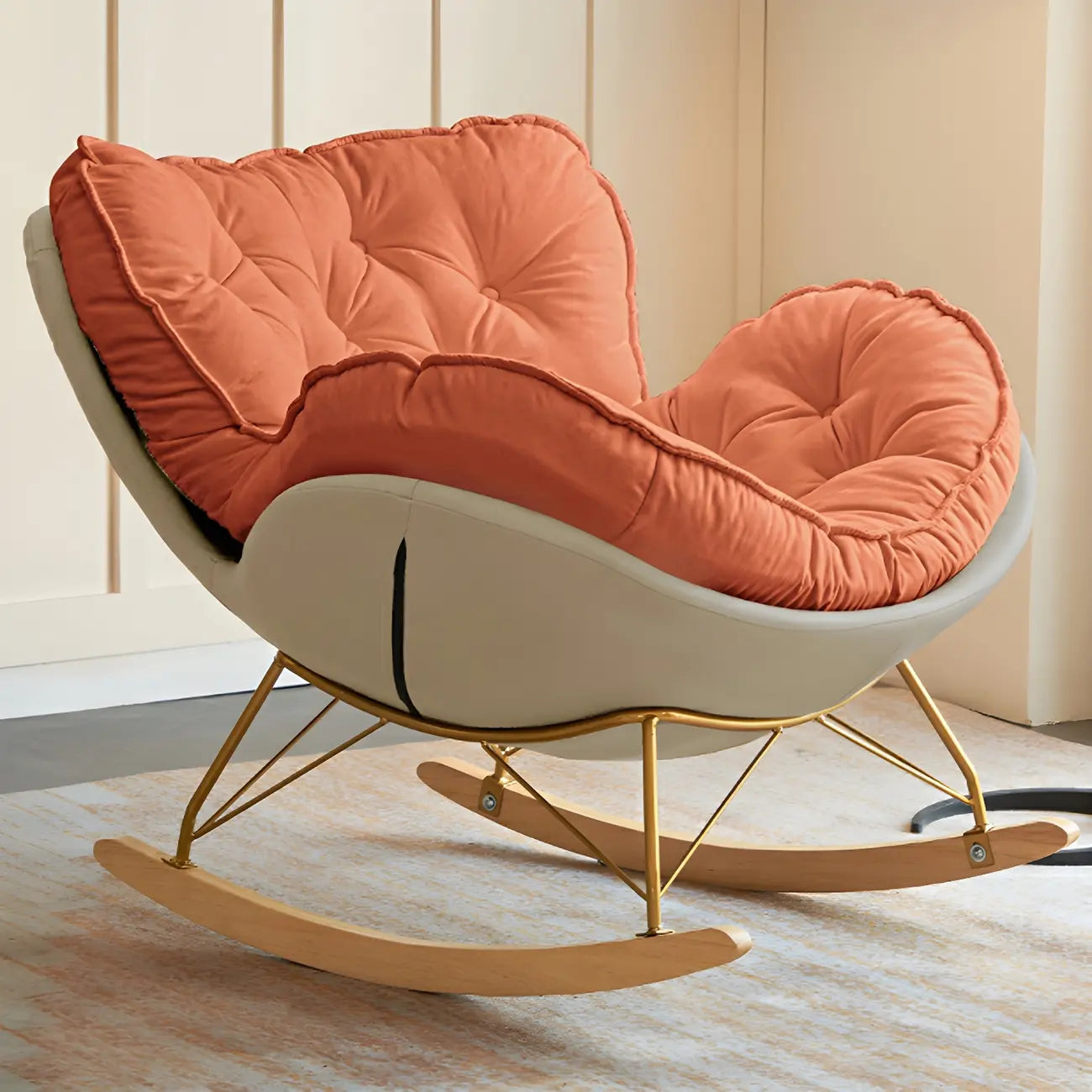 Fauteuil à bascule rembourré couleur crème avec repose-pieds pour salon