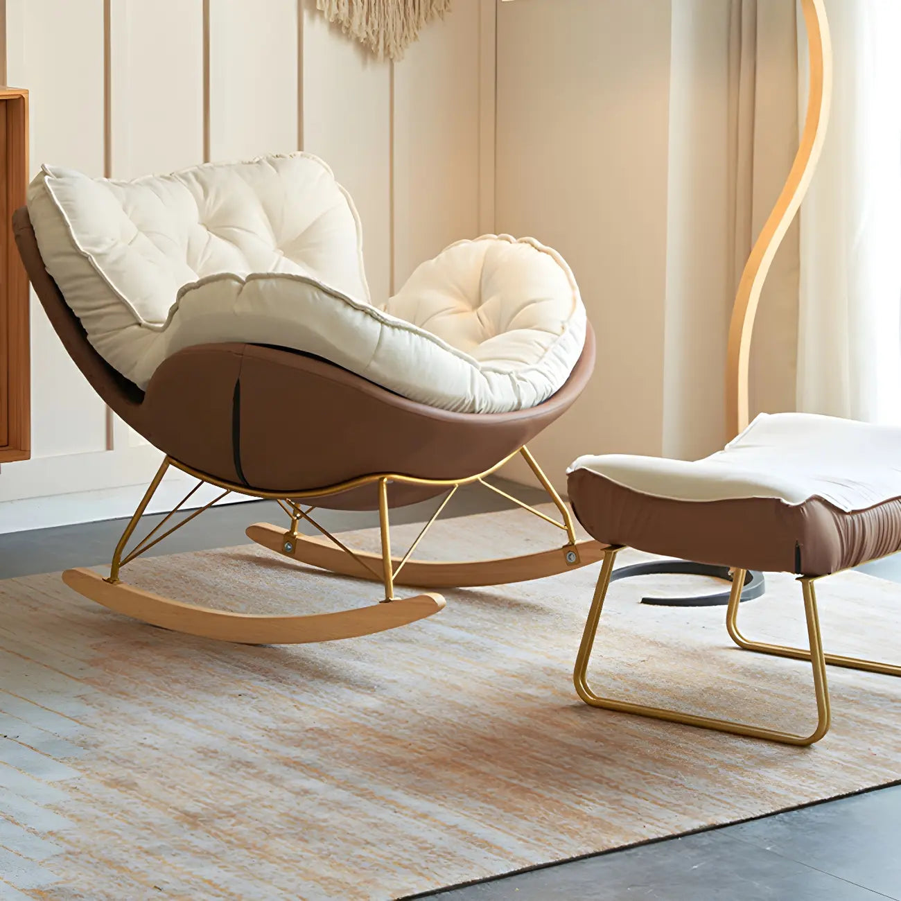 Fauteuil à bascule rembourré couleur crème avec repose-pieds pour salon