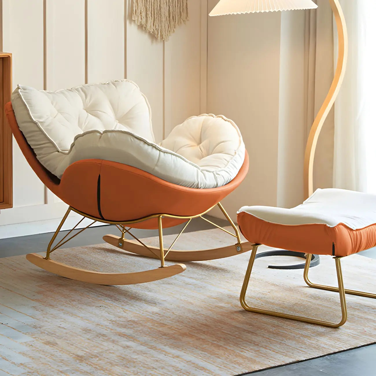Fauteuil à bascule rembourré couleur crème avec repose-pieds pour salon
