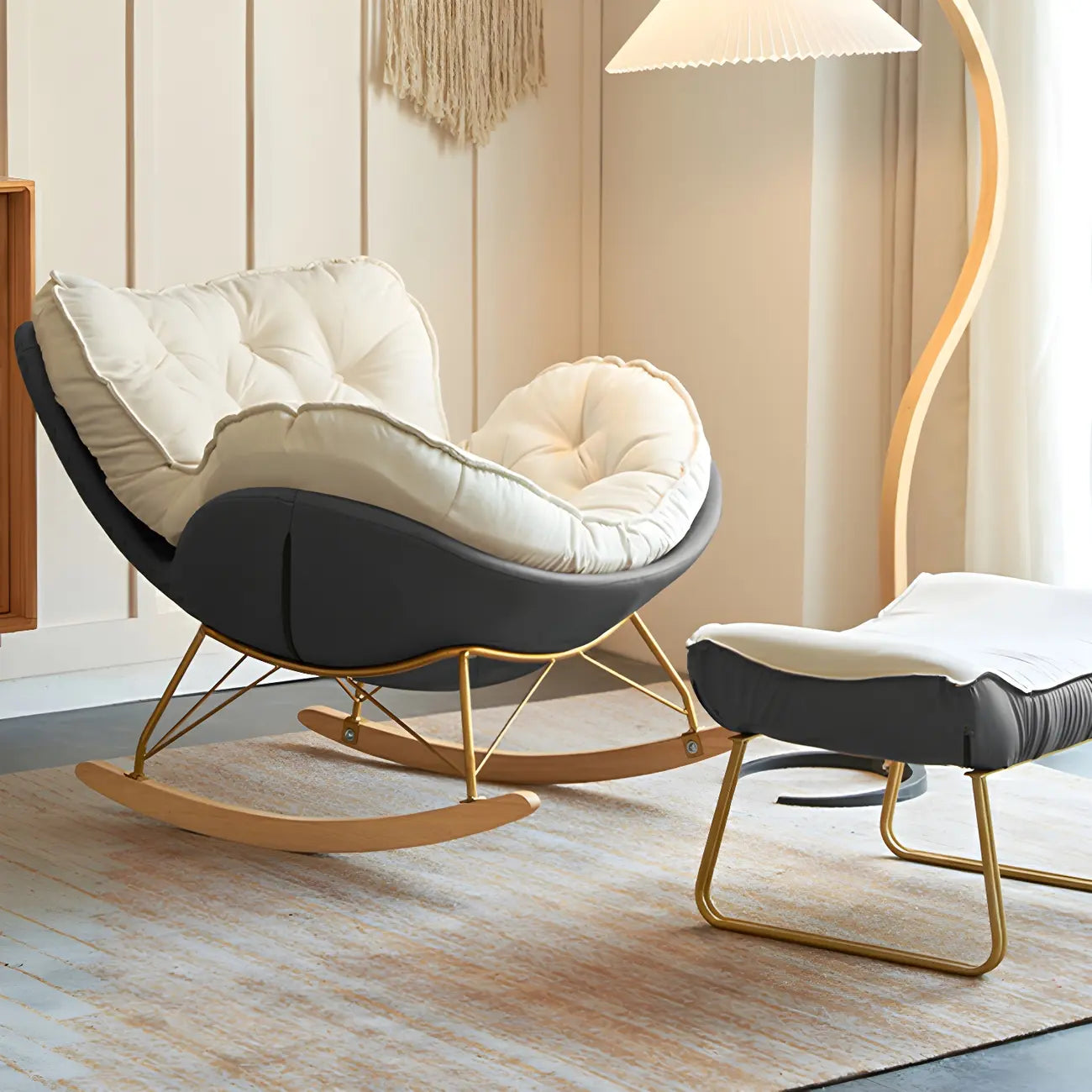 Fauteuil à bascule rembourré couleur crème avec repose-pieds pour salon