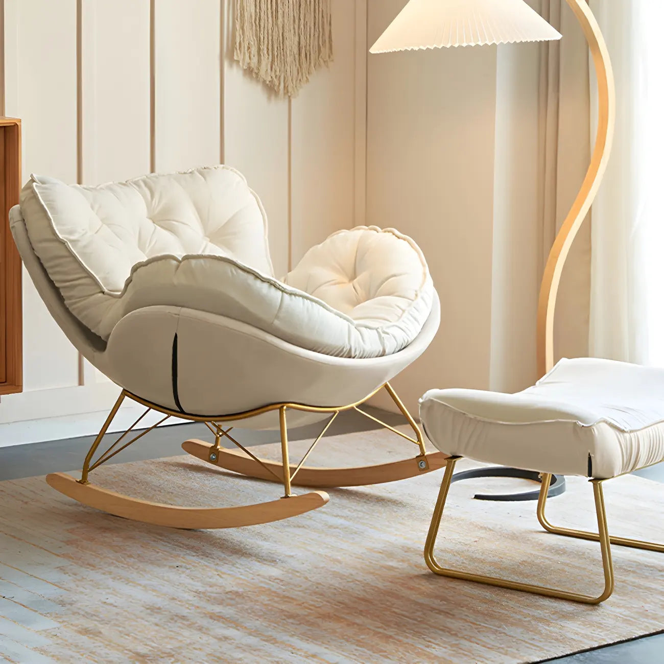Fauteuil à bascule rembourré couleur crème avec repose-pieds pour salon