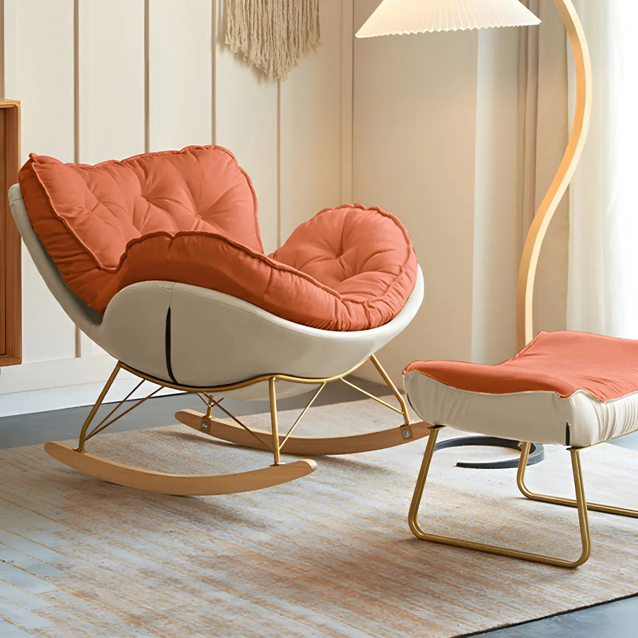 Fauteuil à bascule rembourré couleur crème avec repose-pieds pour salon