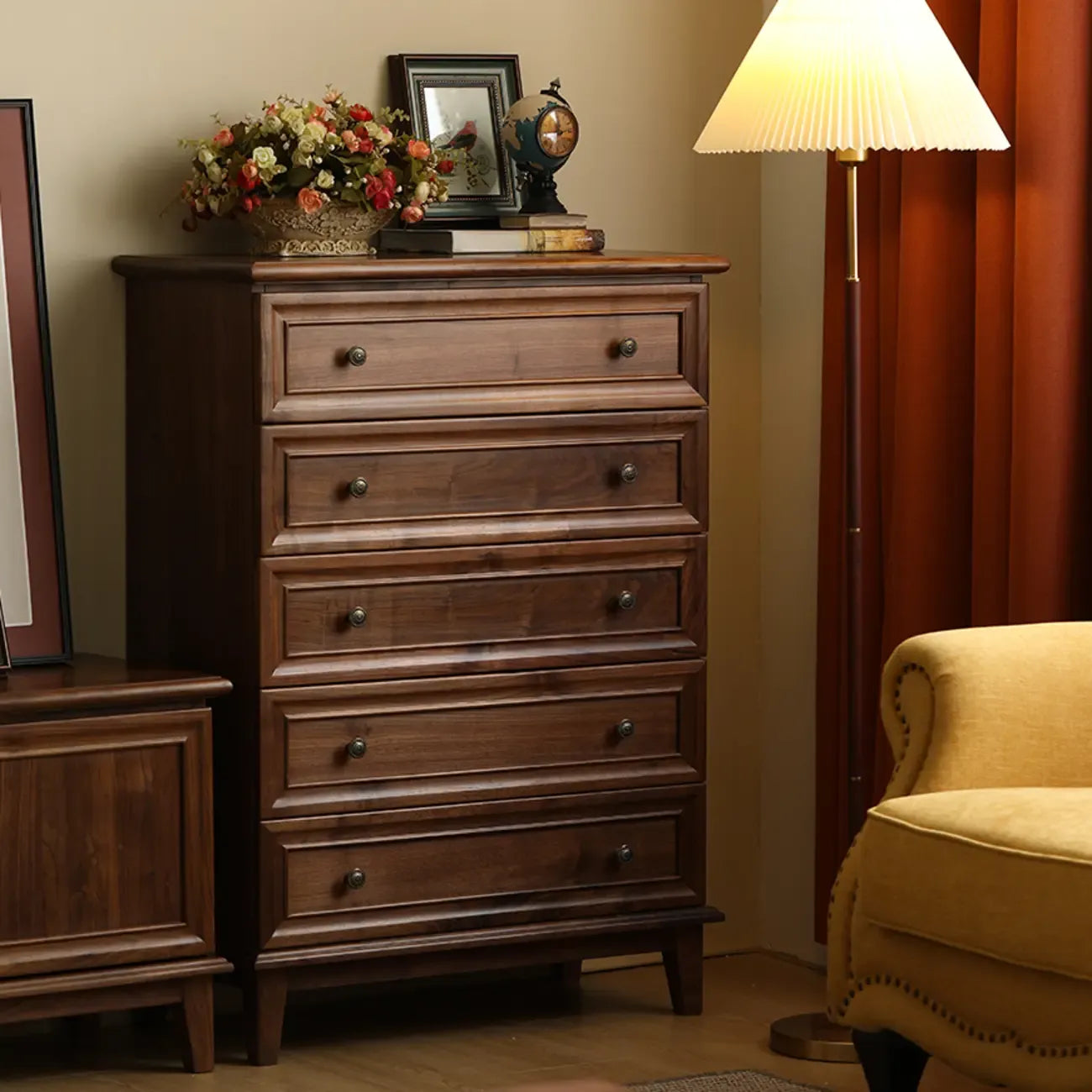 Commode contemporaine en bois brun à 5 tiroirs pour chambre à coucher