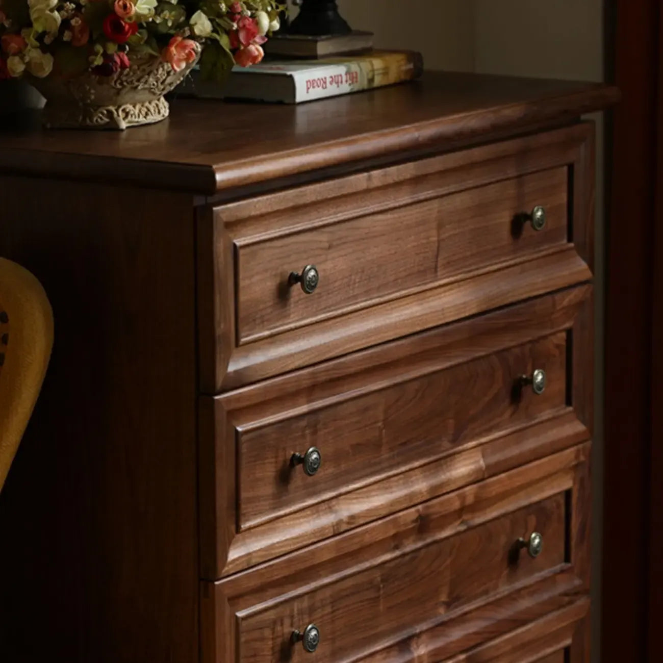 Commode contemporaine en bois brun à 5 tiroirs pour chambre à coucher
