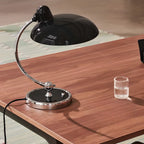 Lampe de table arquée argentée à brancher pour salon