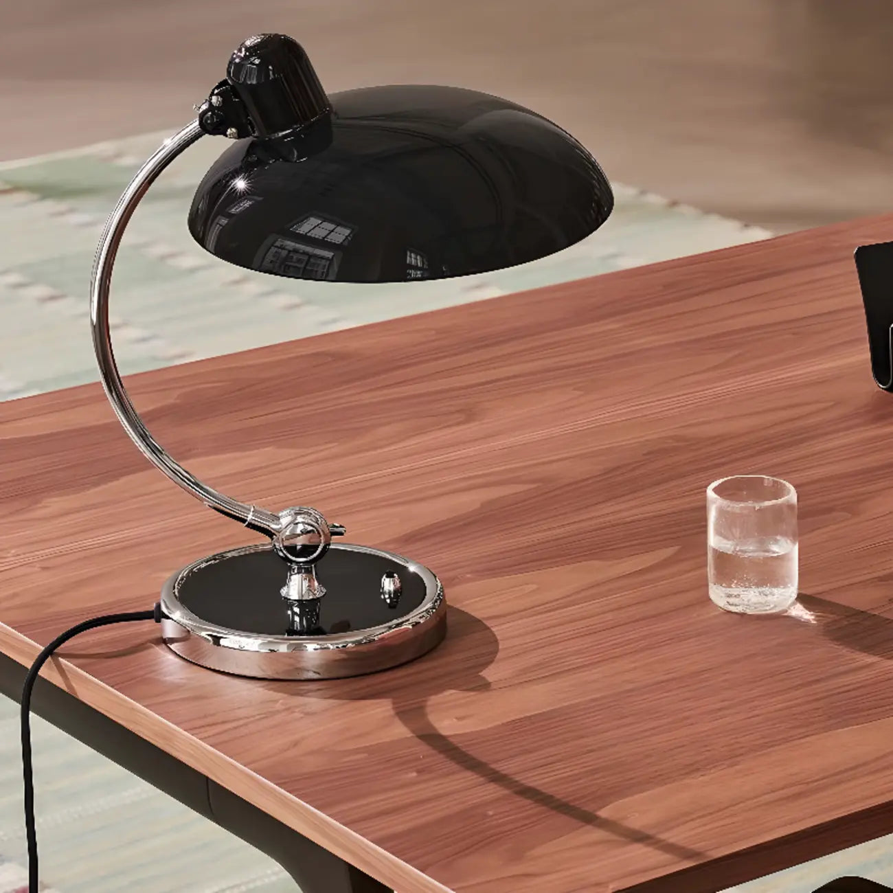 Lampe de table arquée argentée à brancher pour salon