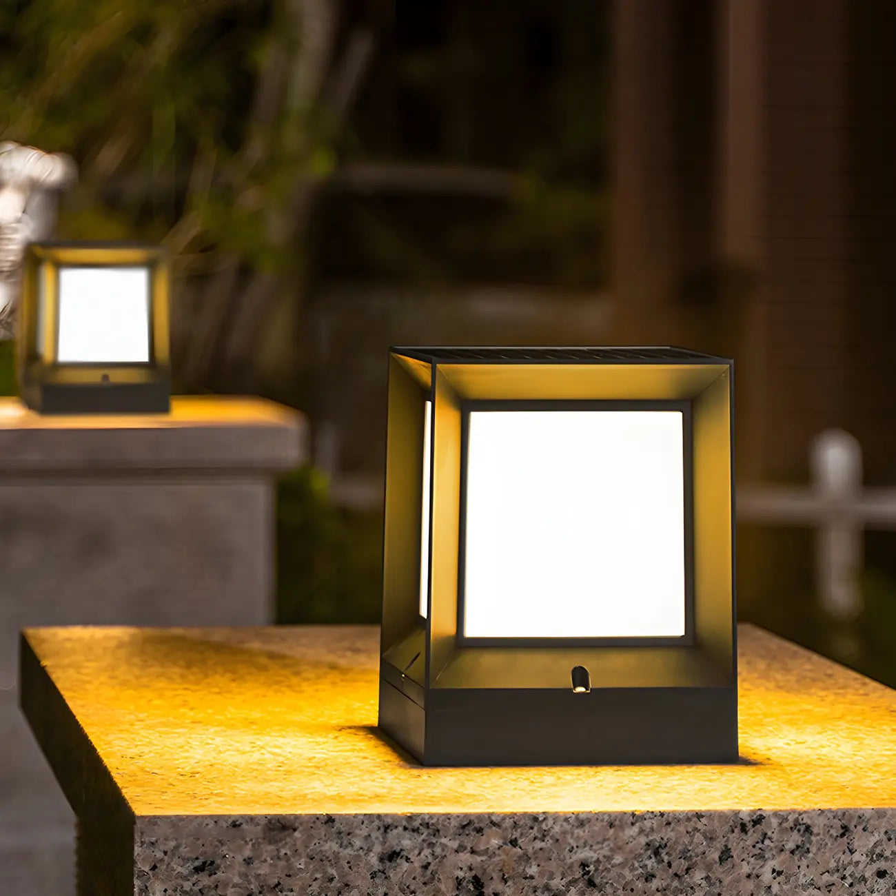 Lampadaires extérieurs solaires LED noirs modernes et élégants