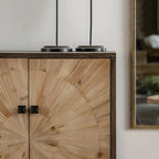 Charmante commode en bois de style célibataire, finition naturelle