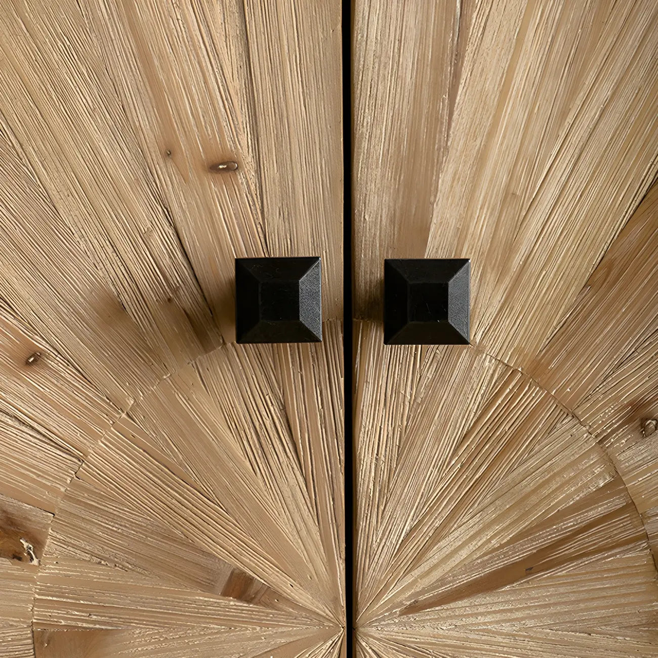 Charmante commode en bois de style célibataire, finition naturelle