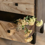 Charmante commode en bois de style célibataire, finition naturelle