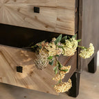 Charmante commode en bois de style célibataire, finition naturelle