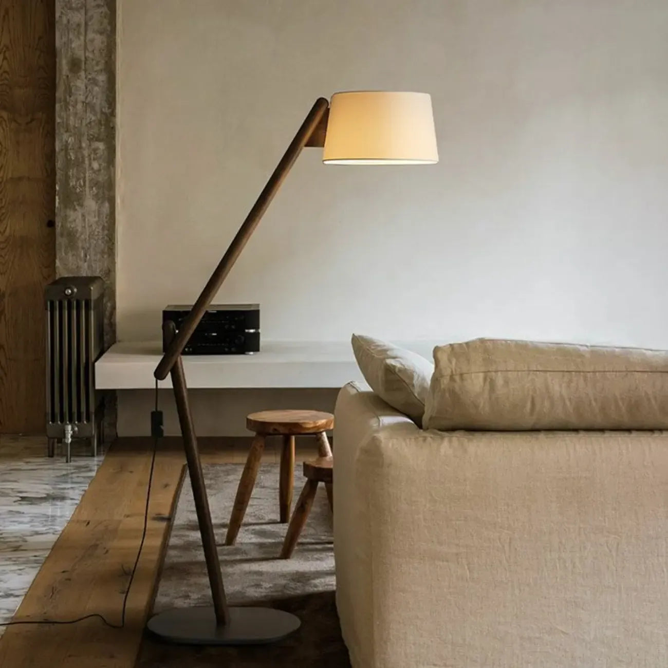 Lampadaire élégant en bois arqué avec abat-jour en tissu beige