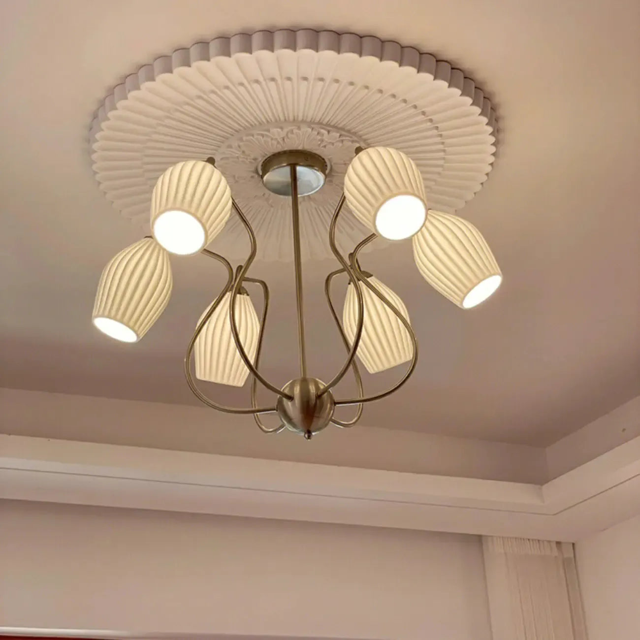 Lustre moderne et élégant en verre blanc pour salon