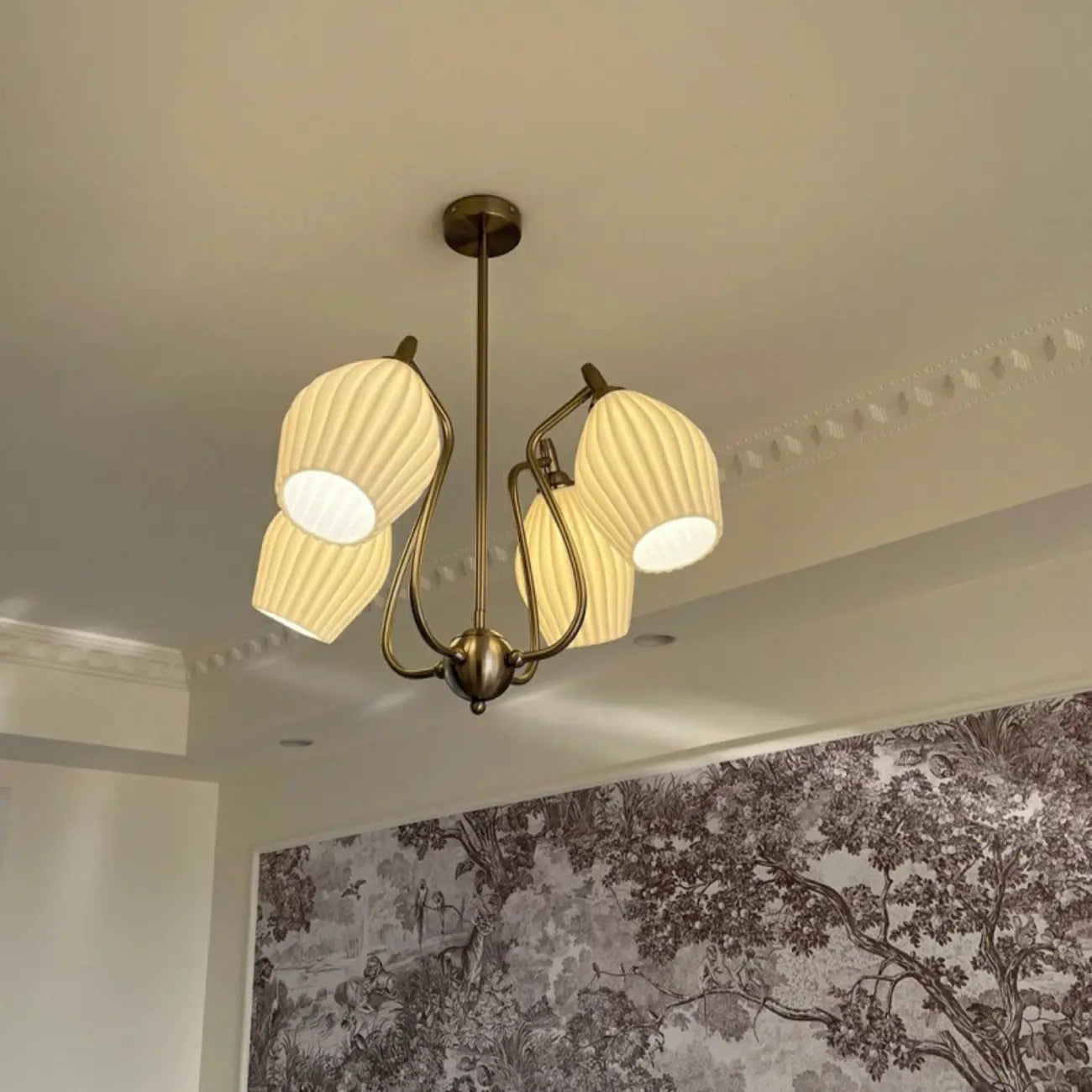 Lustre moderne et élégant en verre blanc pour salon